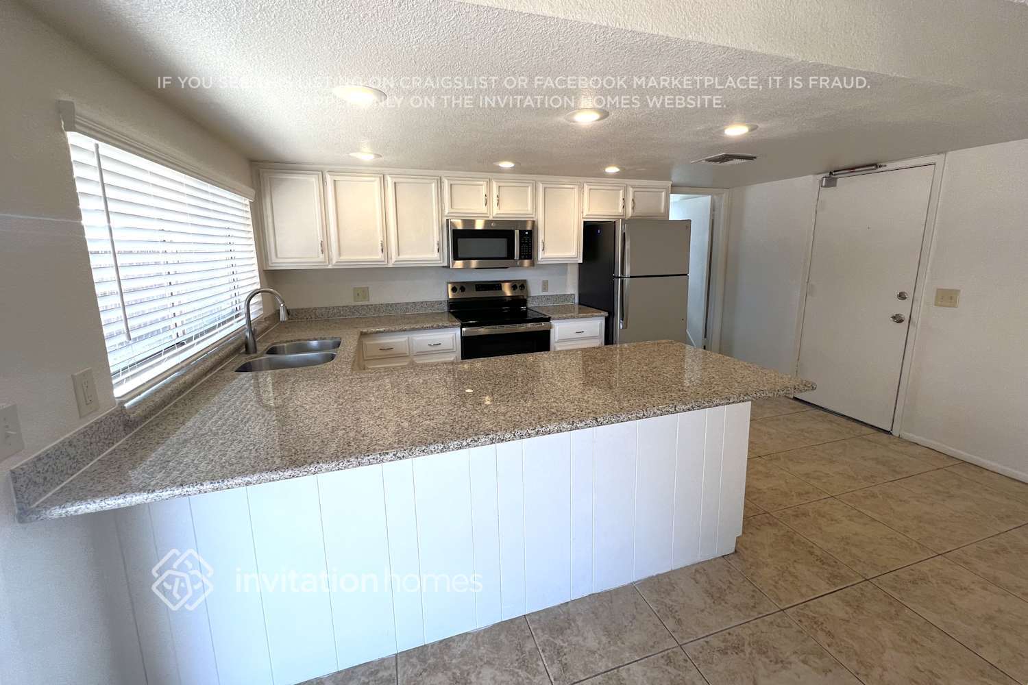 Building Photo - 1129 E Hampton Cir