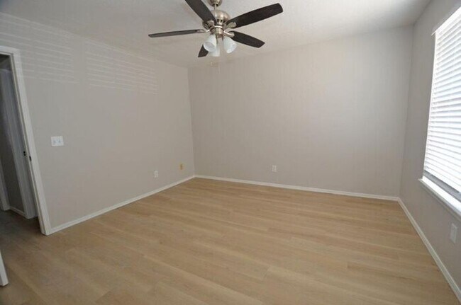 Building Photo - 2 Bed 1.5 Bath Townhome Warr Acres/Bethany