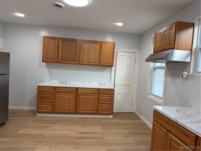 Building Photo - 165 Playter St