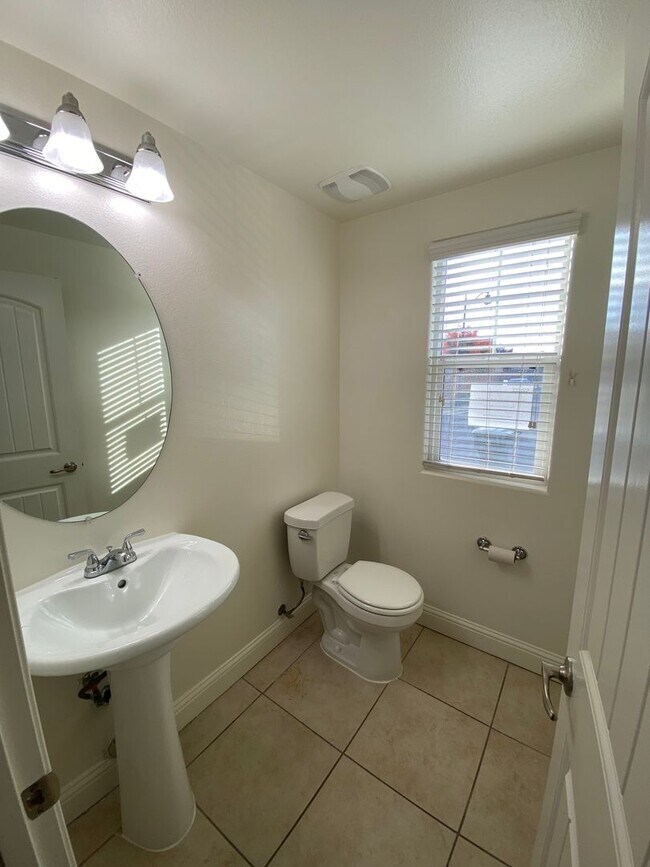 Building Photo - Beautiful 2 Story Home in Gated Avalon Com...