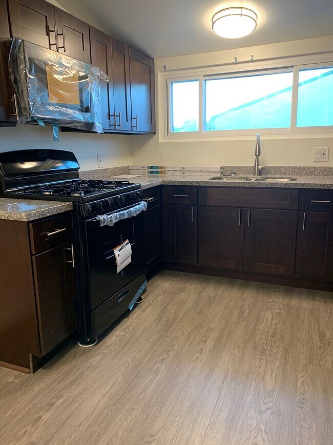 Interior Photo - 516 S Flower St