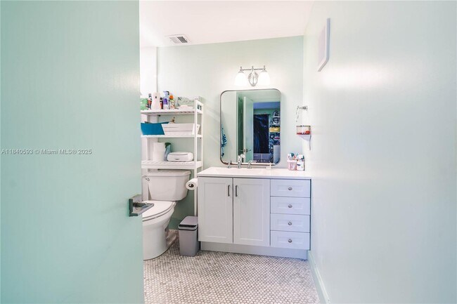 Building Photo - 5400 Lakewood Cir S
