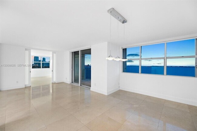 Building Photo - 1420 Brickell Bay Dr