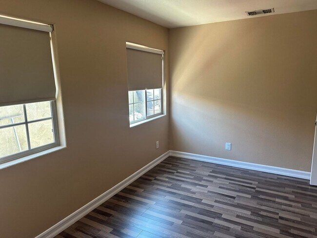 Building Photo - Wonderful 4-bed/3-bath gated home in Azusa.