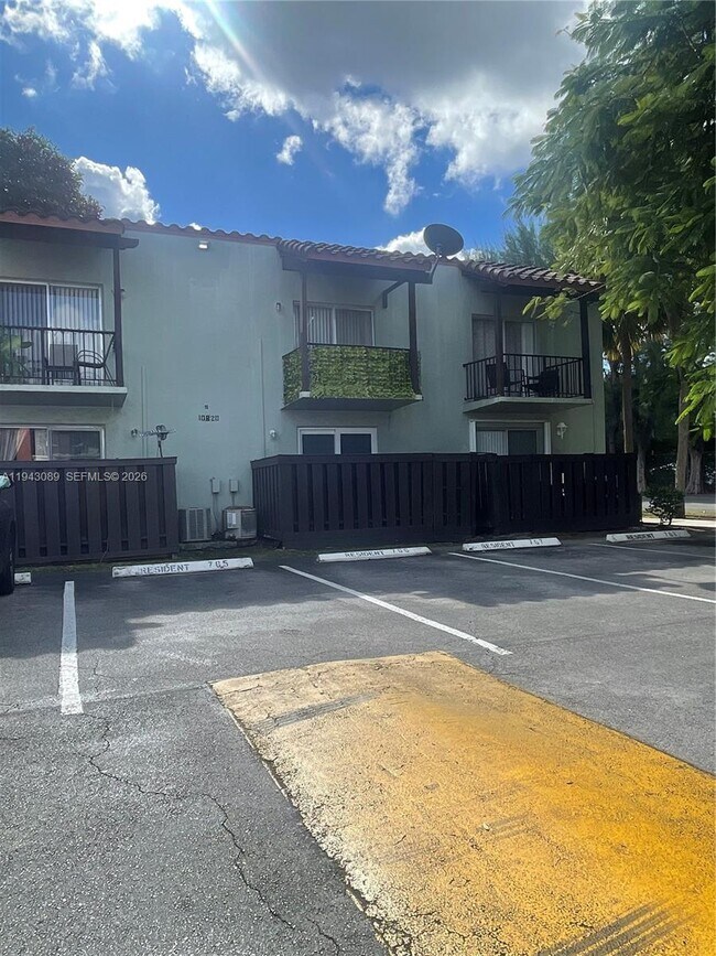 Building Photo - 10820 N Kendall Dr