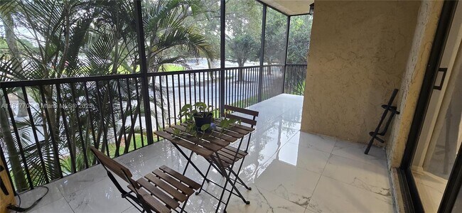 Building Photo - 200 Jacaranda Country Club Dr