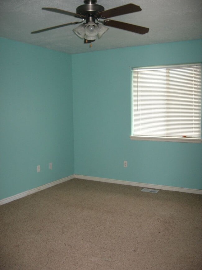 Building Photo - Spacious Home with Backyard