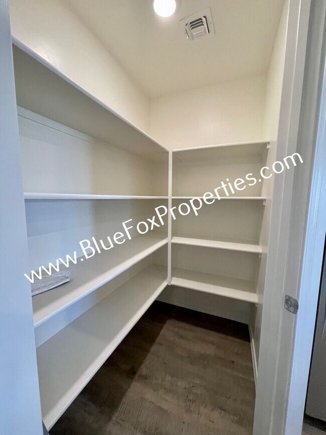 Building Photo - 12854 N Peony Dr