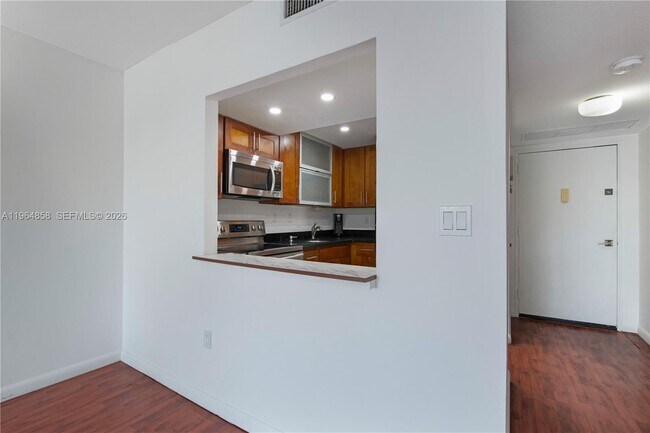 Building Photo - 3731 N Country Club Dr