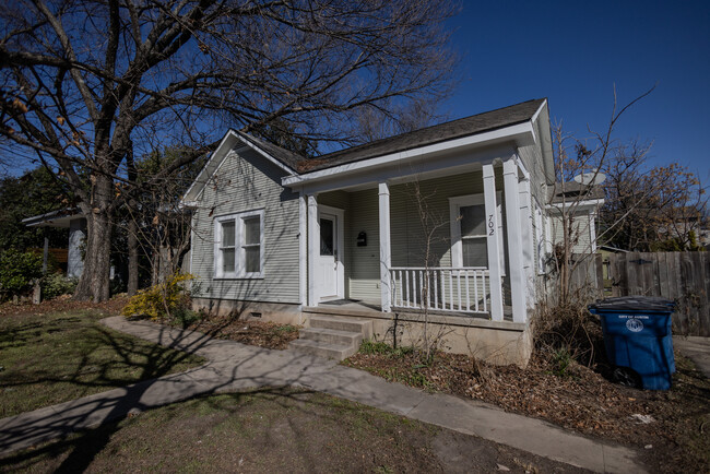 Building Photo - 702 W Monroe St