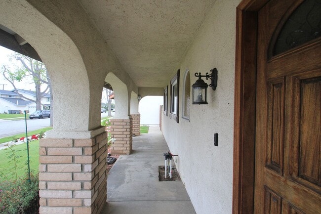 Building Photo - Welcome to this beautifully refreshed 4-bedroom, 2-bath two-story home located in desirable North...