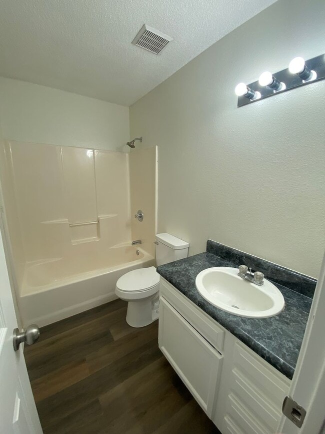 Building Photo - 3 Bed 2 Bath House