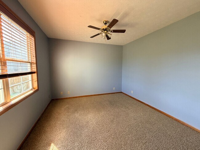 Building Photo - 705 Hummingbird Ln