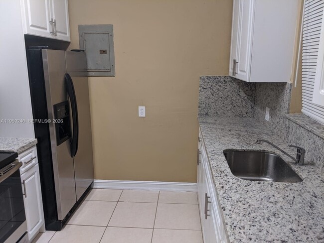 Building Photo - 928 SW 8th Ave