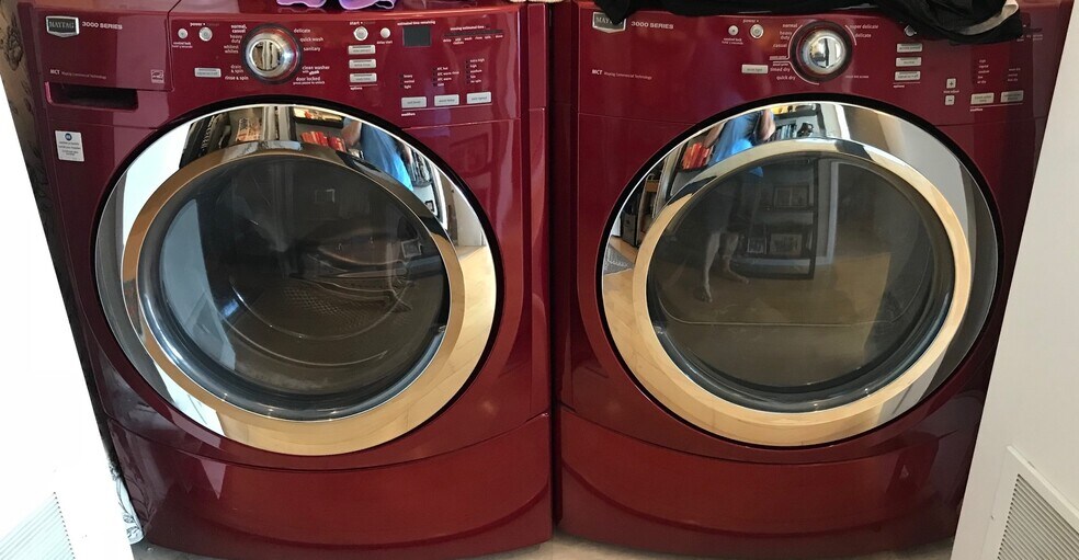 Washer/Dryer - 860 W Blackhawk St