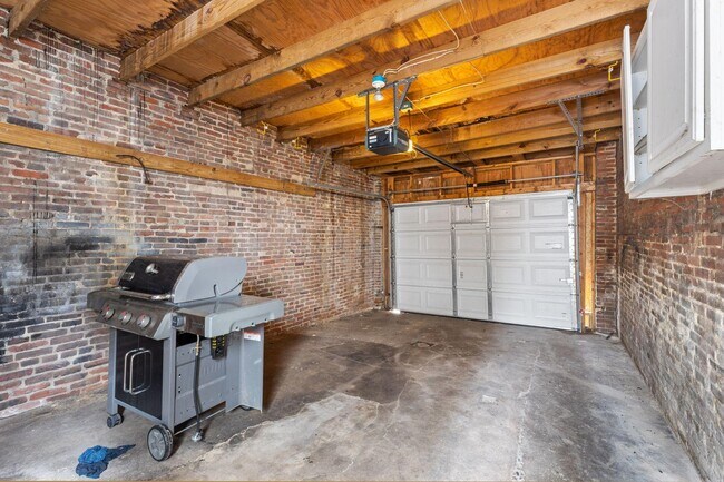 Building Photo - 1625 S Charles St