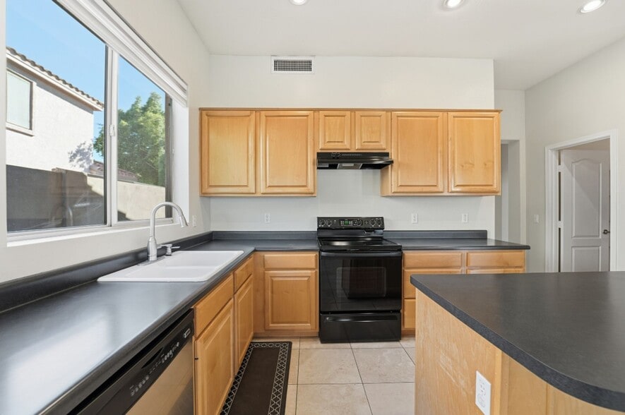 Building Photo - 7180 W Trails Dr