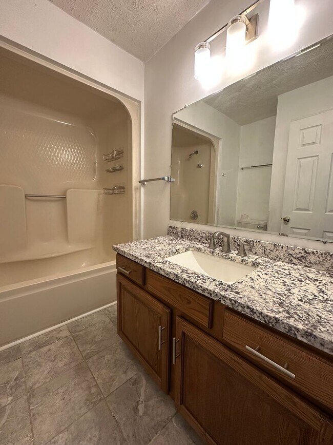 Building Photo - 2 Bedroom / 2 Bath Brick Condo - Bristol, TN