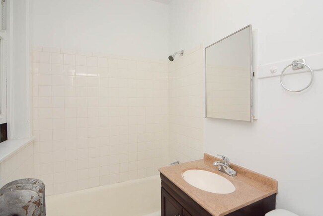 Building Photo - 2115 W Ainslie