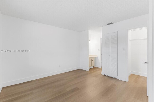 Building Photo - 6061 Shaker Wood Cir