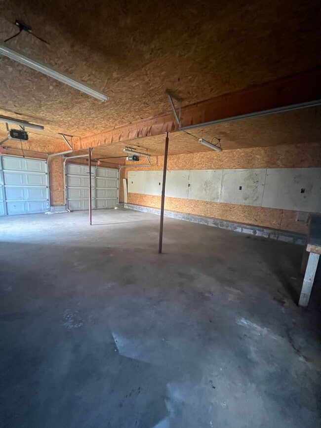 Building Photo - 3 bedrooms/2 bathrooms with detached 2 car...
