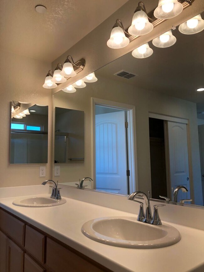 Building Photo - Modesto 3 Bedroom 2.5 Bath Newer Construction
