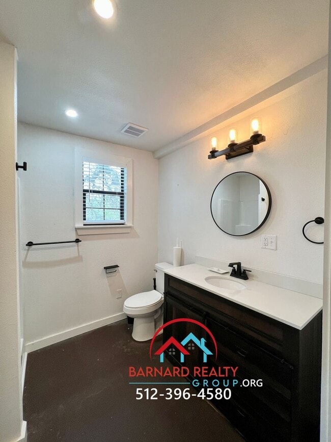 Building Photo - Country Living At It's Finest!