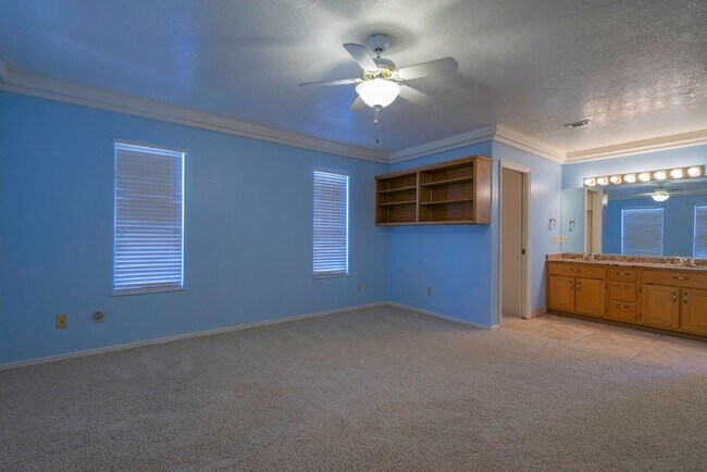 Building Photo - Spacious Stand Alone Home