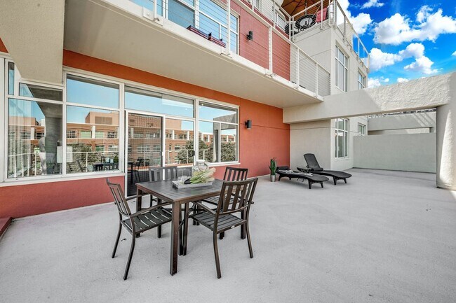Building Photo - Bright 2 bedroom with open floor plan and spacious terrace!