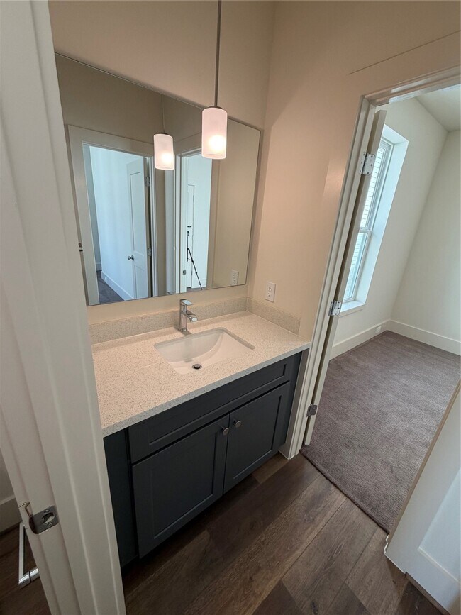 Building Photo - 879 Rachel St