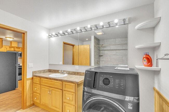 Building Photo - $1,150/month |Fully Remodeled Ground Floor...