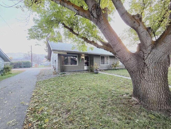 Building Photo - 1261/1263 Montana St. Duplex