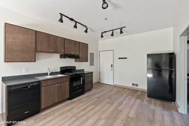 Building Photo - 718 Edgewood Pl