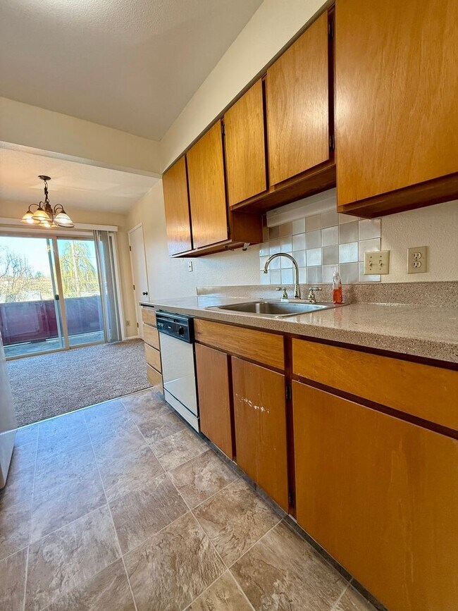 Building Photo - Vintage Upstairs 2 Bedroom With Patio In Hollywood District ~ Near It All! Off Street Parking~ Pe...
