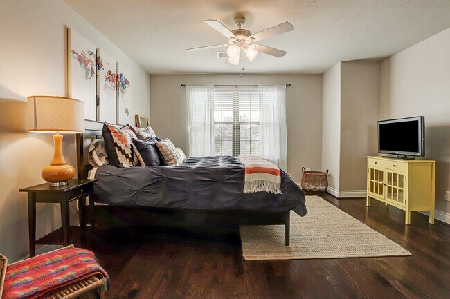 Building Photo - 213 W 26th St