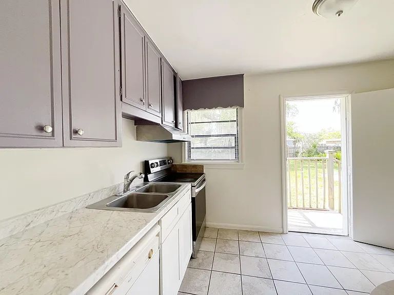 Building Photo - 811 Canterbury Ln