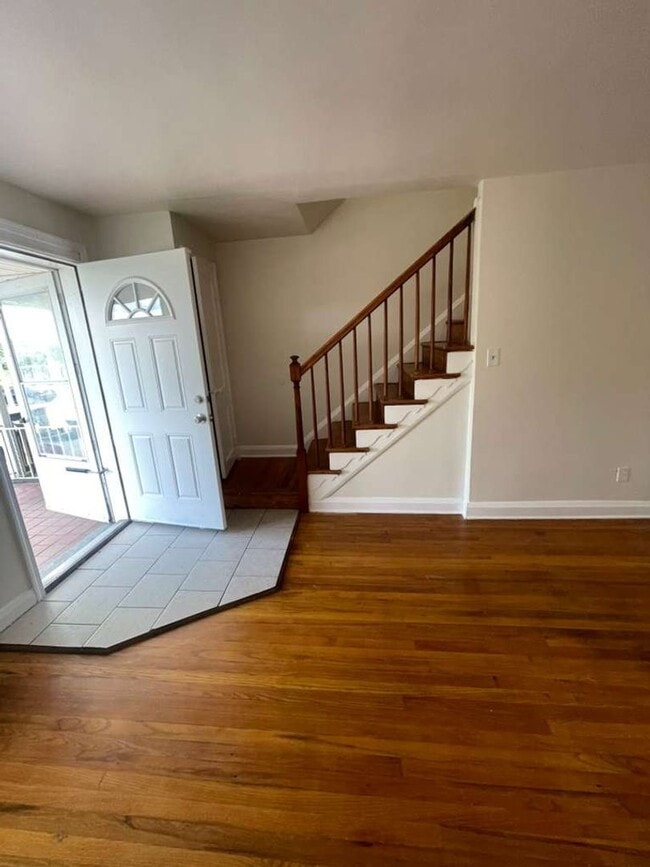 Building Photo - Recently Renovated Three Bed One And A Half Bath Ready For A New Tenant!
