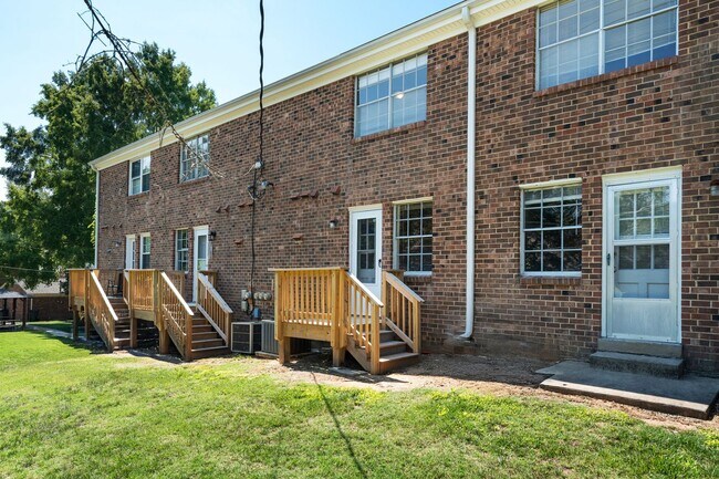 Building Photo - 1002 Willow Dr