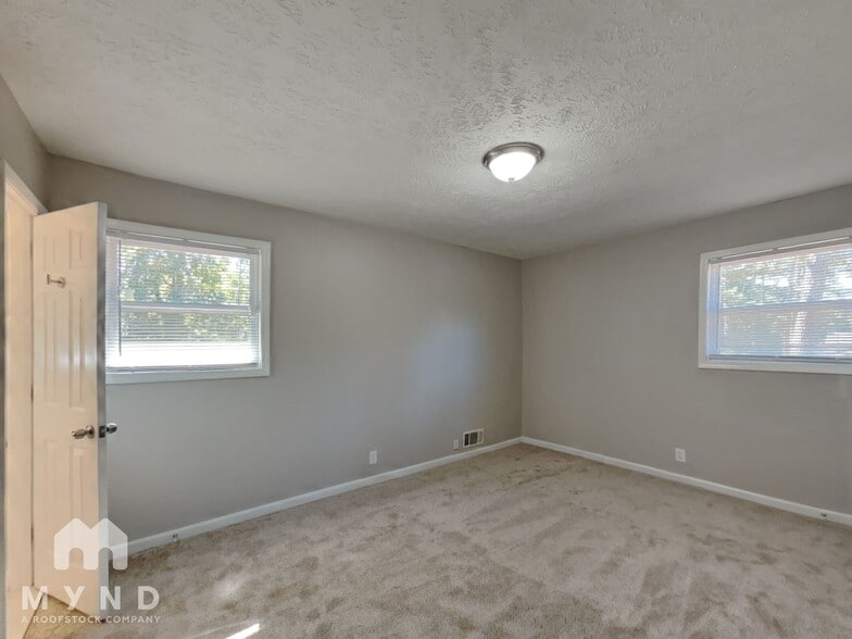 Building Photo - 2945 Botany Dr