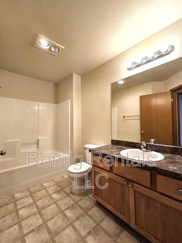 Building Photo - 8108 NE 36th Ct