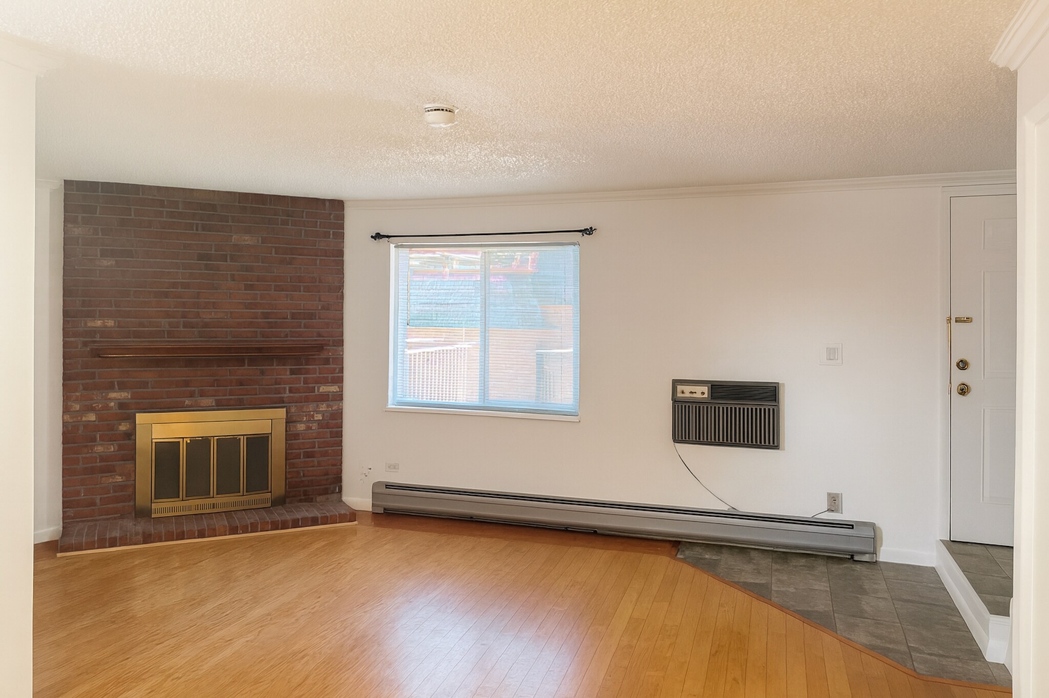 Building Photo - 5491 E Warren Ave