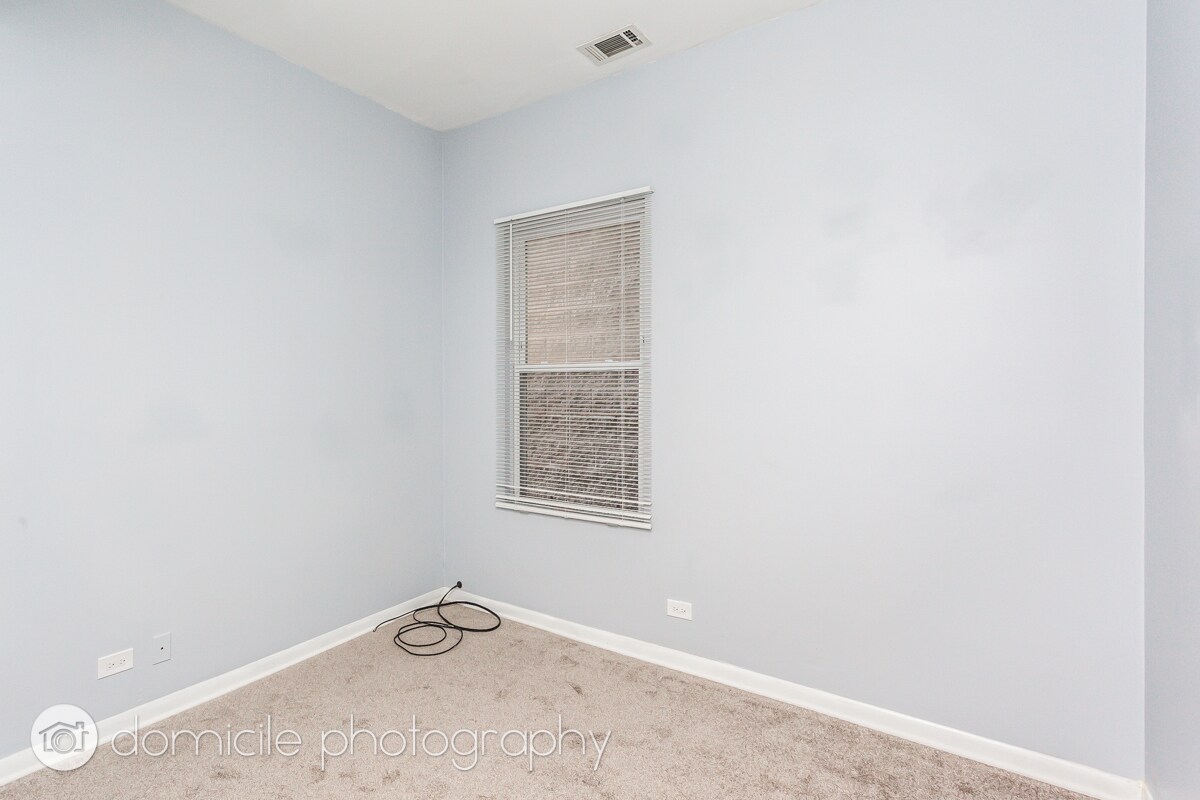 Building Photo - 1056 W Cornelia Ave