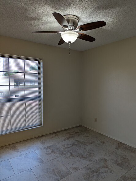 Building Photo - 5460 E Emerald Ave