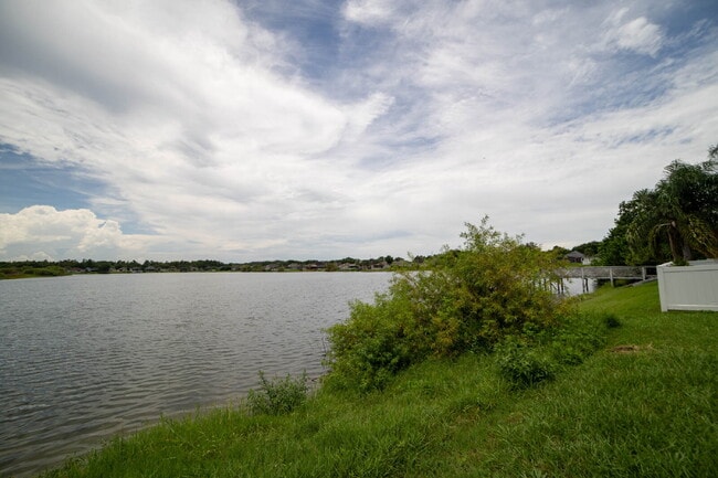 Building Photo - **Charming 4BR/2BA Pond-View Home with Boat Ramp Access – East Orlando **