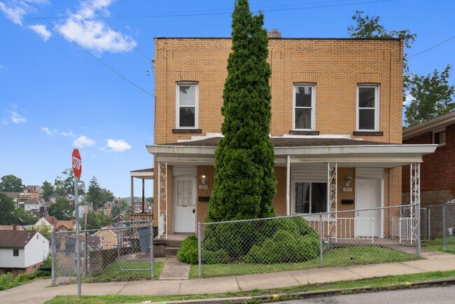 Building Photo - SCORE 1ST MONTH'S RENT FREE IF SIGNED BY AUGUST 7!Convenient 2 Bedroom home in Mt. Washington ava...