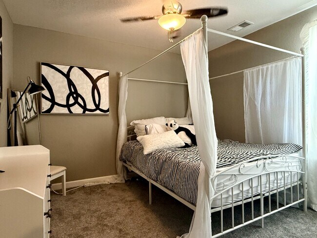 Building Photo - Spacious 5-Bedroom home with beautiful Vie...