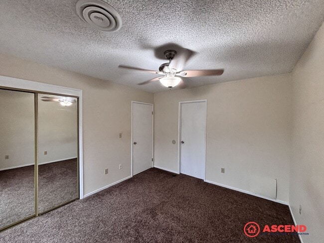 Building Photo - Cute 2 Bedroom Off Stockdale Hwy and California Ave!