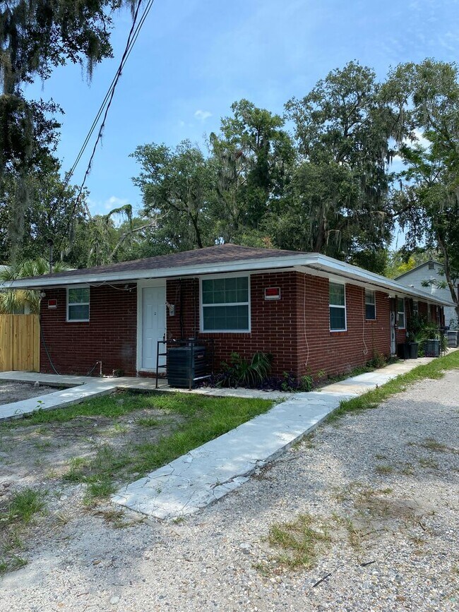 Primary Photo - Silver Street Apartments