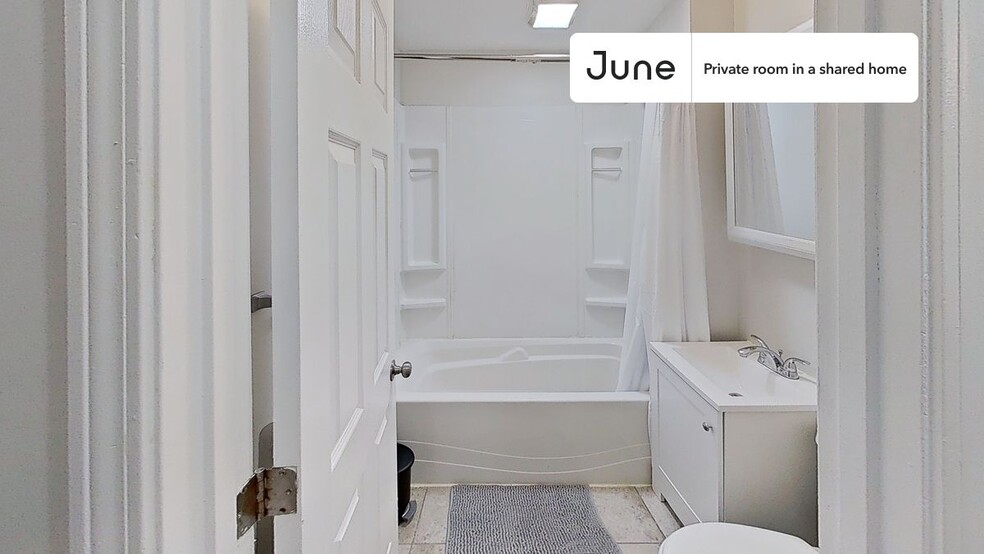 Building Photo - Private bedroom in 4 bed/1 bath Home