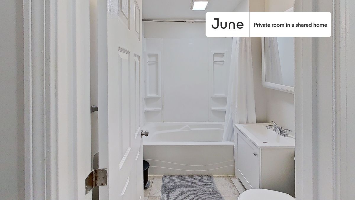 Building Photo - Private bedroom in 4 bed/1 bath Home